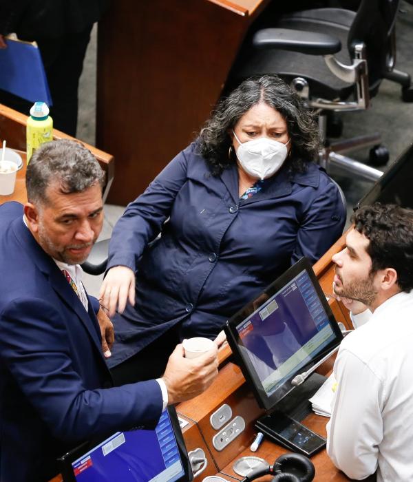 El senador Fabián Díaz junto a Freddy Muñoz y Angélica Lozano.