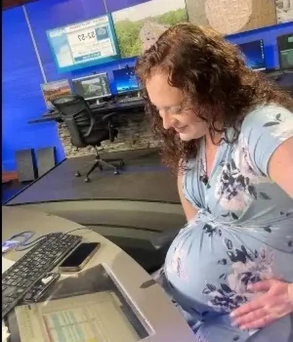 Mujer embarazada entró en trabajo de parto mientras presentaba noticiero en vivo