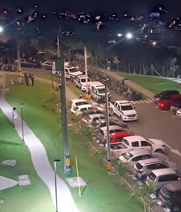 Autoridades hicieron presencia en la residencia de la mujer para inspeccionar su cadáver.