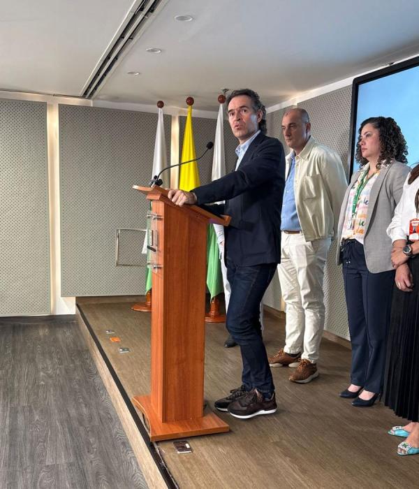 El alcalde de Medellín, Federico Gutiérrez, durante la rueda de prensa en la que hizo el anuncio.