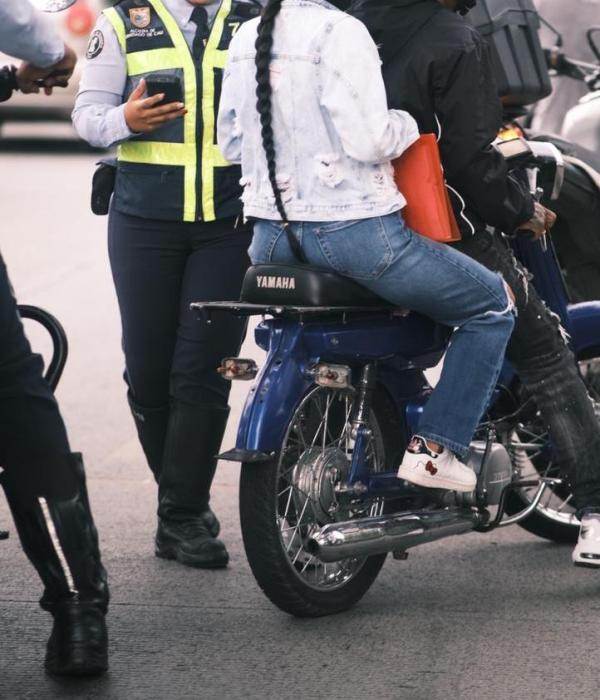 La moto no llevaba placas, según la secretaría de Movilidad de Cali.