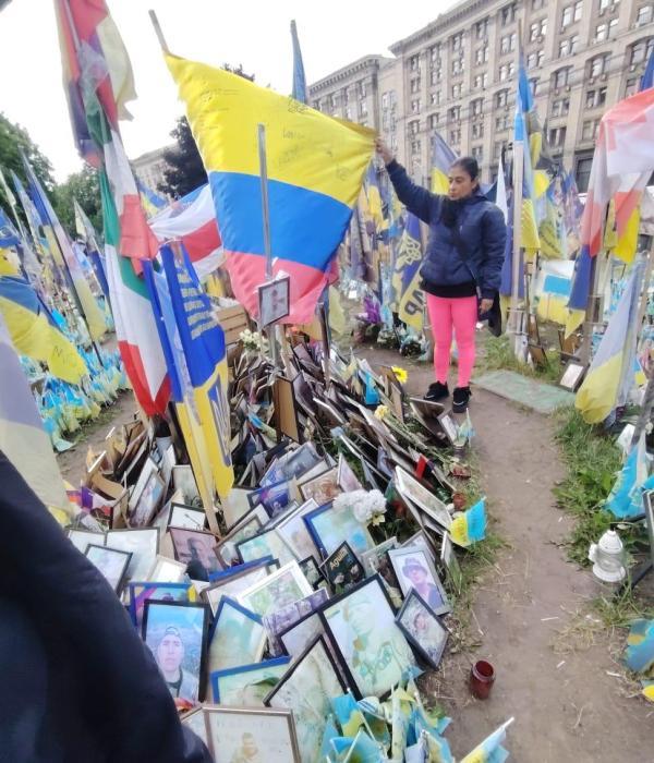 Martha Sánchez, frente a la foto de su hijo, en el homenaje de las familias a los combatientes desaparecidos o caídos en el frente de batalla. Este homenaje está en Kiev.
