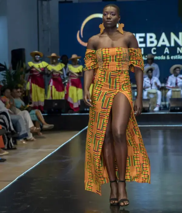 Pasarela afro en Pacific Center.