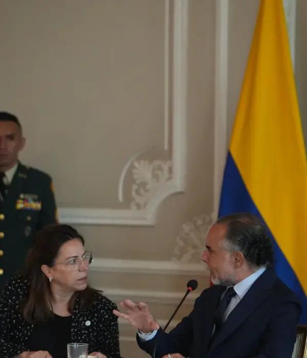 Mireia Villar Forner, copresidenta del Fondo, y el ministro Armando Benedetti.