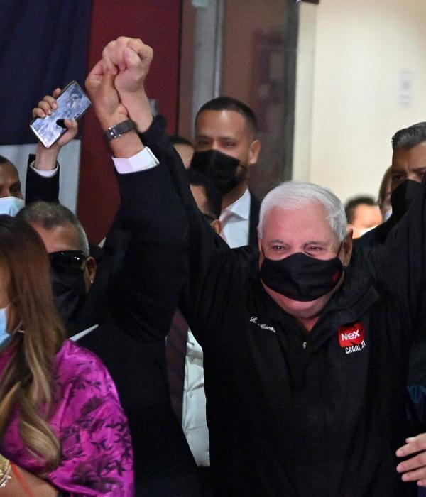 El expresidente panameño Ricardo Martinelli celebra luego de ser declarado inocente en la sede del Sistema Penal Acusatorio en Ciudad de Panamá, el 9 de noviembre de 2021.