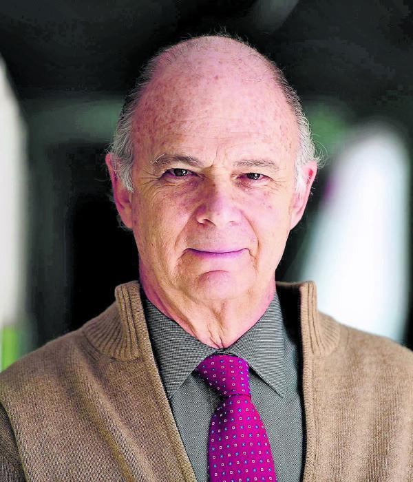 Nieto de un inmigrante polaco, spinozista y socialista, que huyó del antisemitismo en los años 1930, Enrique Krauze ha publicado más de veinte libros a lo largo de su carrera.