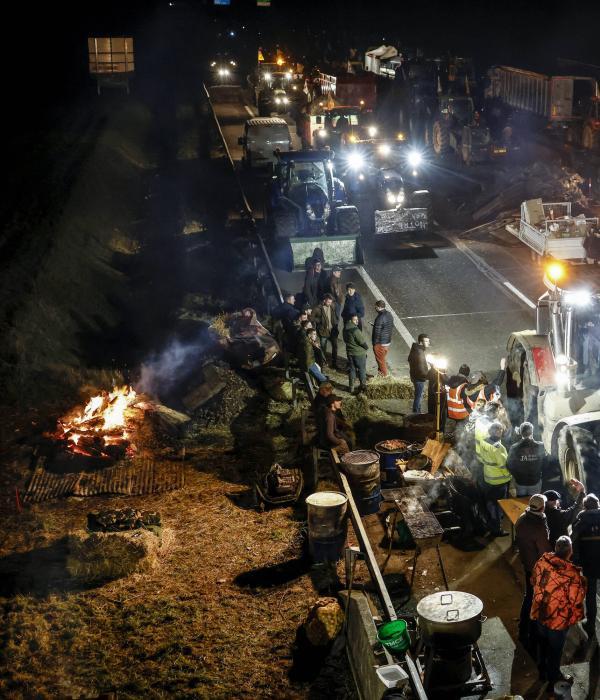 Agricultores franceses en el punto de bloqueo de la autopista A4 en Jossigny, al este de París.