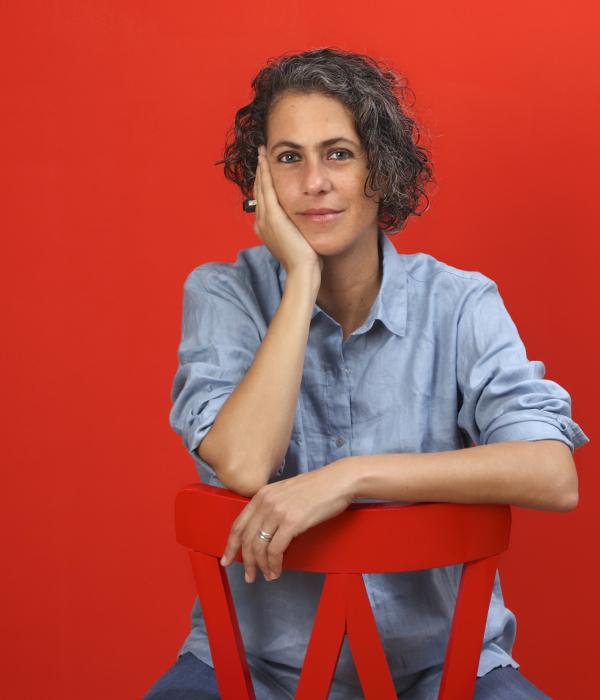 La escritora peruana Katya Adaui, autora del libro Un nombre para tu isla