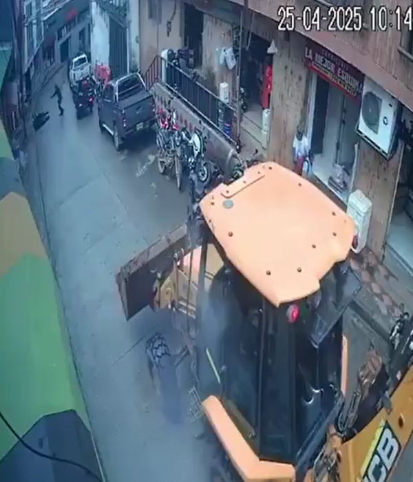 Fragmento de video cuando la granada explota luego de que el uniformado diera de baja a los responsables.