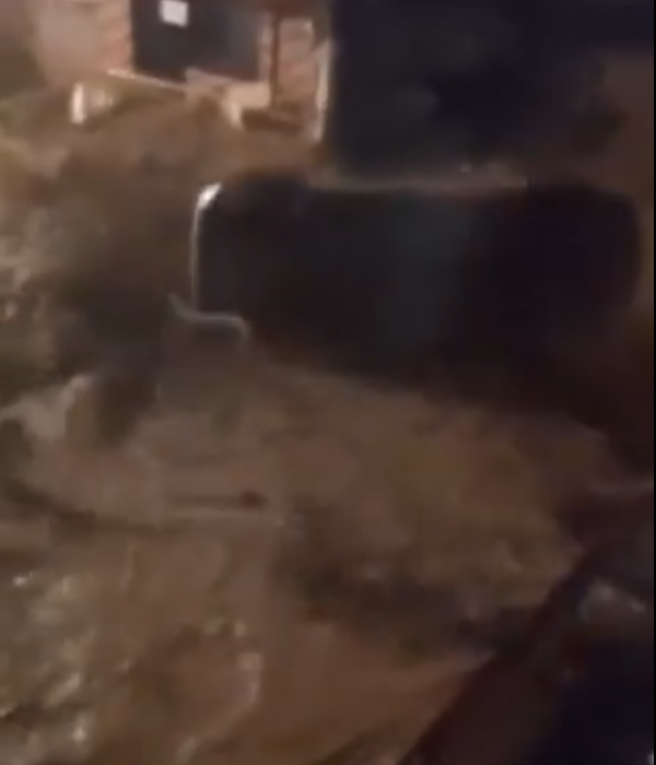 Vehículo siendo arrastrado por la corriente.