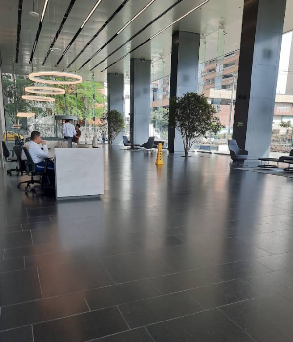 Hall de entrada de la Urbanización Parque Central del Río.