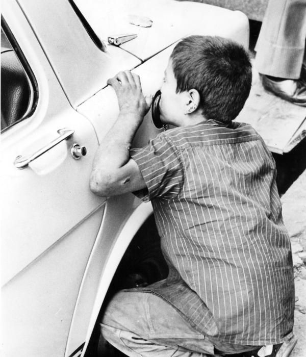 Niño aspirando gasolina