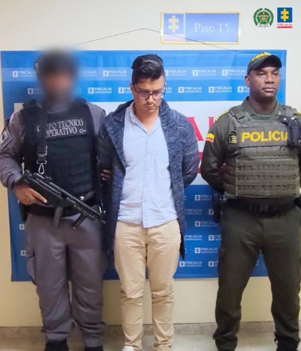 Hombre que agredió a un agente de tránsito en Cali es enviado a casa por cárcel