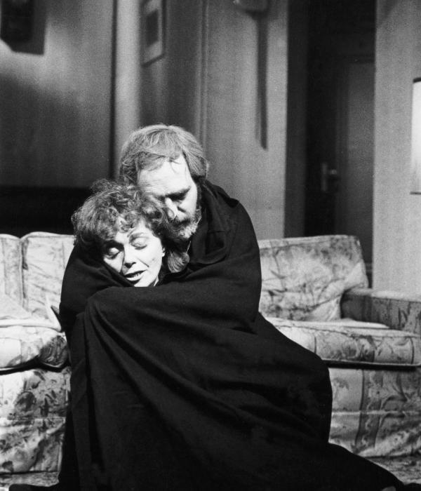Kepa Amuchastegui en ‘¿Quién le teme a Virginia Woolf?, montaje del Teatro Nacional, en 1982, con Fanny Mikey.