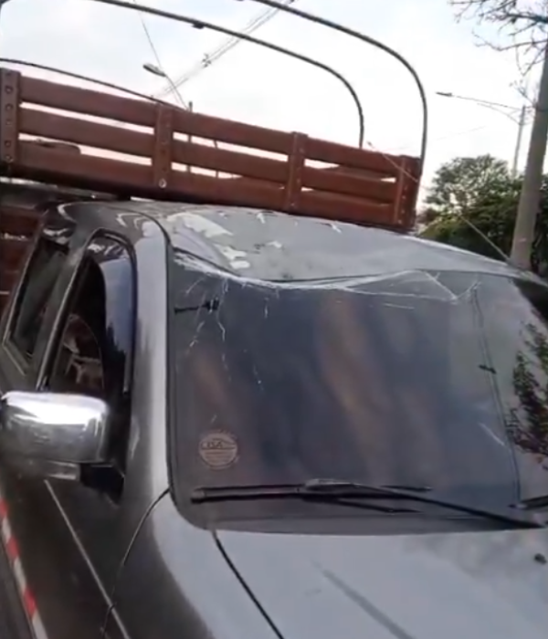 Vehículo impactado por una roca en Medellín.