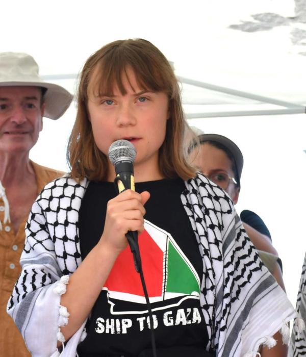 Activista Greta Thunberg viaja hacia Gaza a bordo de un barco para llevar ayuda humanitaria