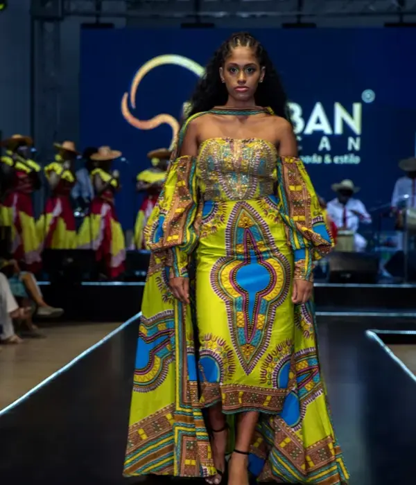 Pasarela afro en Pacific Center.