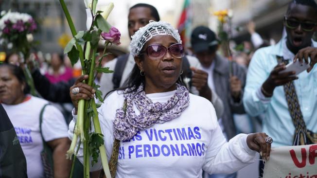 Las víctimas del conflicto armado han realizado diversas manifestaciones pidiendo justicia y paz.
