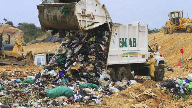 Al basurero El Carrasco llegan 1.000 toneladas de basura al día de 17 municipios de Santander. El sitio está en proceso de cierre.