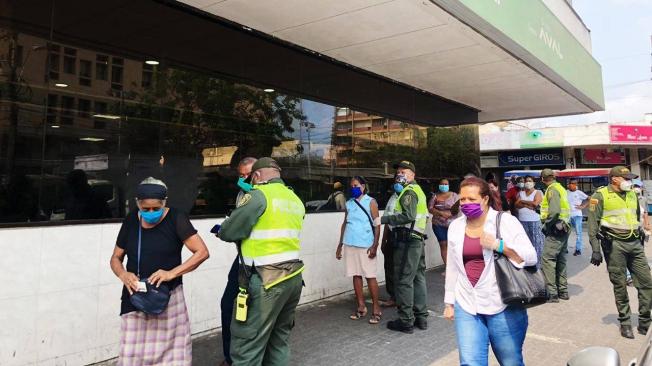 La Policía controla la aplicación de la medida de pico y cédula que comenzó a regir este miércoles.