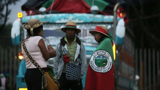 Algunos integrantes de la minga no usan tapabocas.