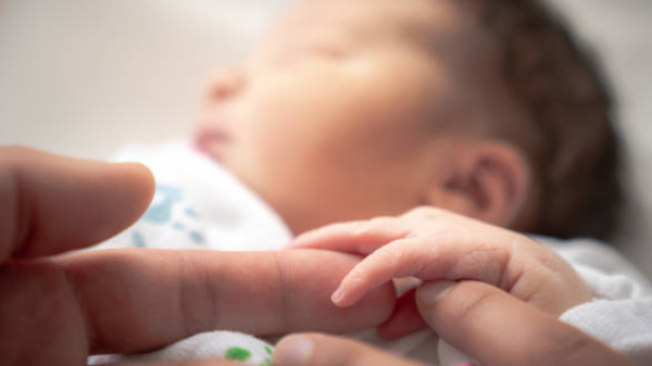 La madre del pequeño se cuidó durante el embarazo y no hay alteraciones genéticas entre la familia del bebé.