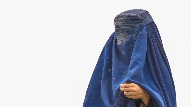 Una mujer con burka es vista en un campo de refugiados en Kabul, Afganistán este domingo.