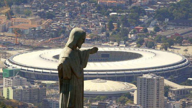 Una vista aérea del Cristo Redentor con el estadio Maracanã de fondo. (Foto de archivo del 7 de febrero de 2014)
