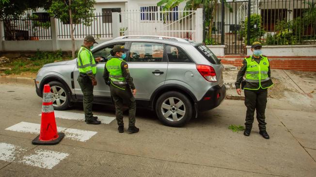 La Policía ha instalado puestos de control en varios puntos de la ciudad.