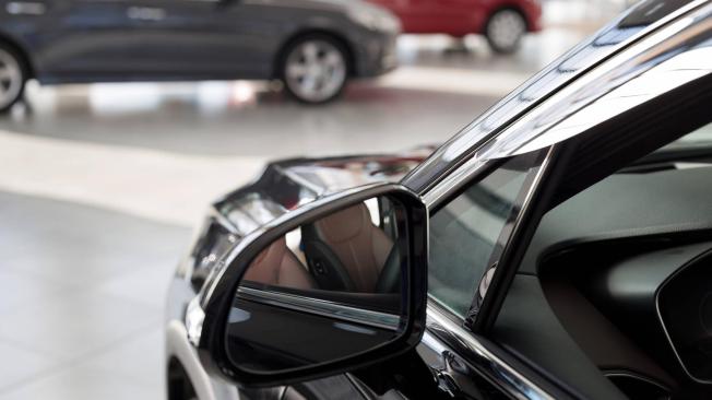 Los automóviles tiene una función llamada 'piloto automático' que le permiten tomar decisiones en la conducción.
