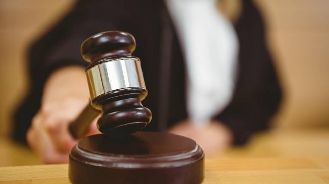 El juez la culpó de un crimen pasional.