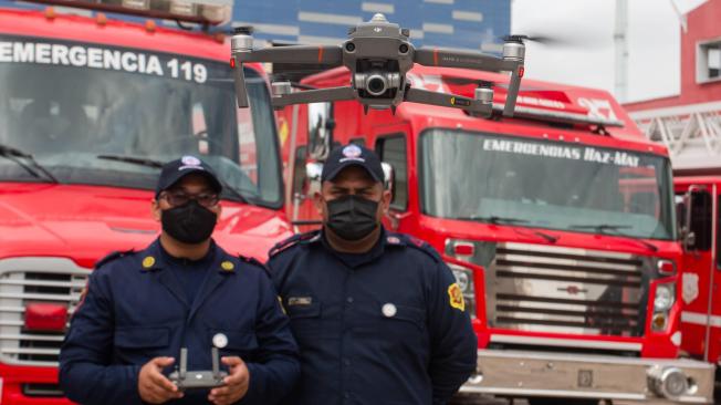 Para maniobrar el dron, seis bomberos fueron capacitados.