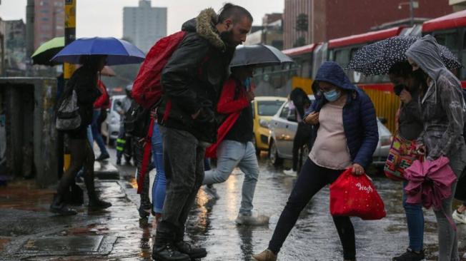 Este jueves se presentan lluvias en Bogotá.