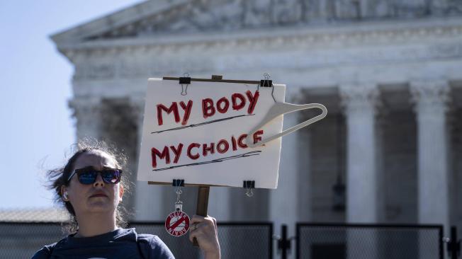 "Mi cuerpo, mi elección", reza el cartel de una mujer estadounidense frente al Senado.