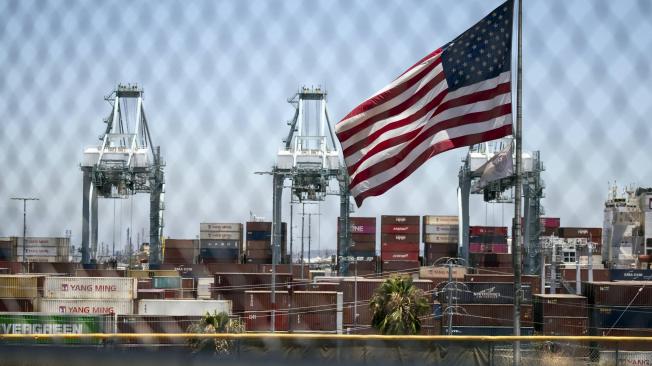 Bandera de Estados Unidos en el principal puerto de Los Ángeles, California.