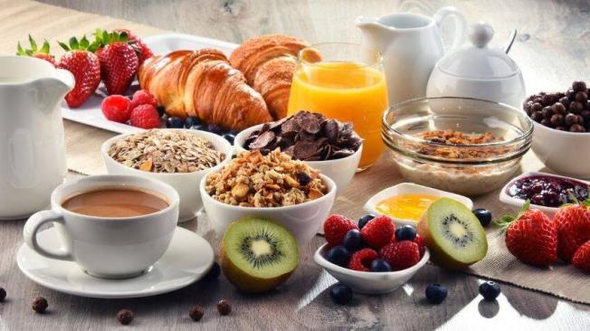La leche de almendras, las frutas y los granos integrales son la mejor opción.