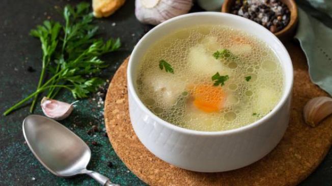 Es importante dejar el caldo de pescado reposar tras bajarlo del fogón.