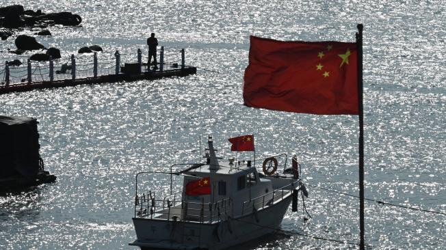 Barco turístico con banderas chinas en la isla de Pingtan, frente a Taiwán.