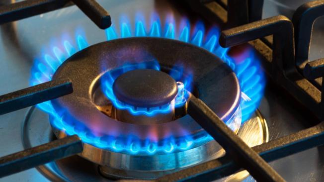El gas natural es una mezcla de gases livianos que en su mayor parte está compuesto por metano y etano.