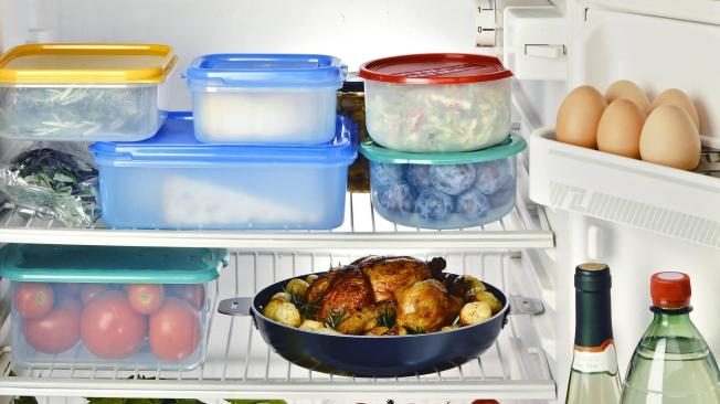 Guardar los alimentos calientes en el refrigerador puede generar intoxicaciones alimentarias.