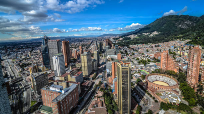 Vista de gran angular de Bogotá, capital de Colombia.