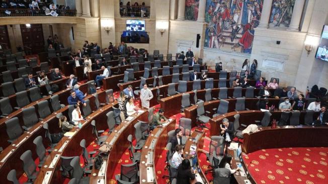 Se hizo un primer intento para comenzar la sesión y se comprobó que no hay quórum suficiente.
