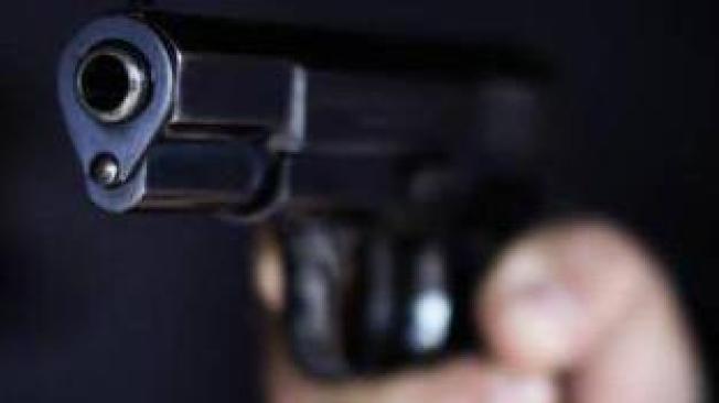 El hombre encañonó a su víctima.