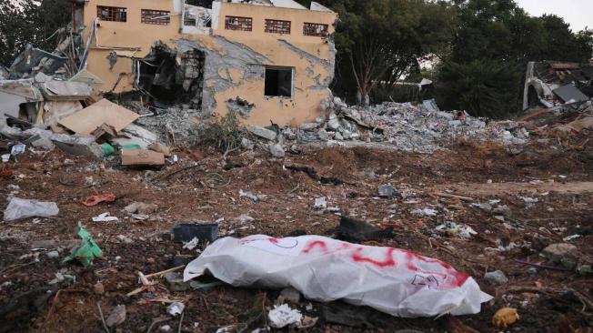 Una de las víctimas israelíes, en el ataque de Hamás al kibutz Be’ eri.