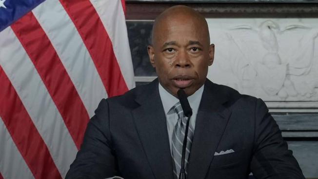 El alcalde de Nueva York, Eric Adams, fue masivamente reprobado en una encuesta reciente