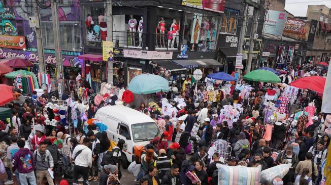 Este es el panorama de San Victorino en el Madrugón, donde cientos de personas aprovechan para hacer las compras de navidad. Comercio Informal . Bogotá 20 de diciembre del 2023.