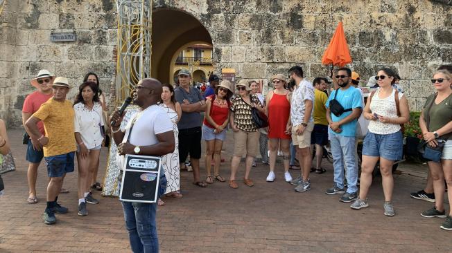 Turistas recorren el Centro Histórico de Cartagena.