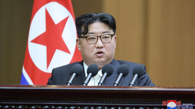 Líder norcoreano Kim Jong Un habla en una sesión de la Asamblea Popular Suprema.