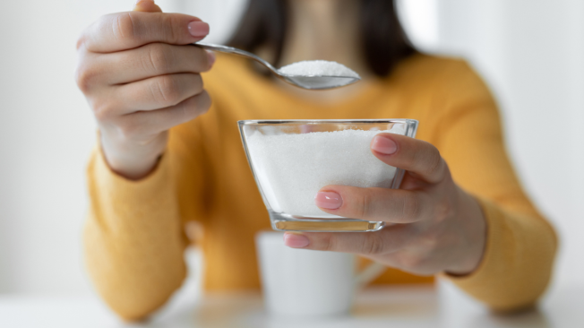 La glucosa de la sangre proviene de los alimentos que se consumen y es una de las principales fuentes de energía del organismo.