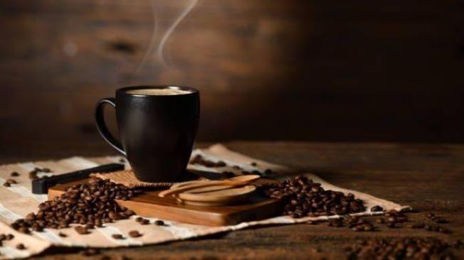 El café estimula el cerebro.